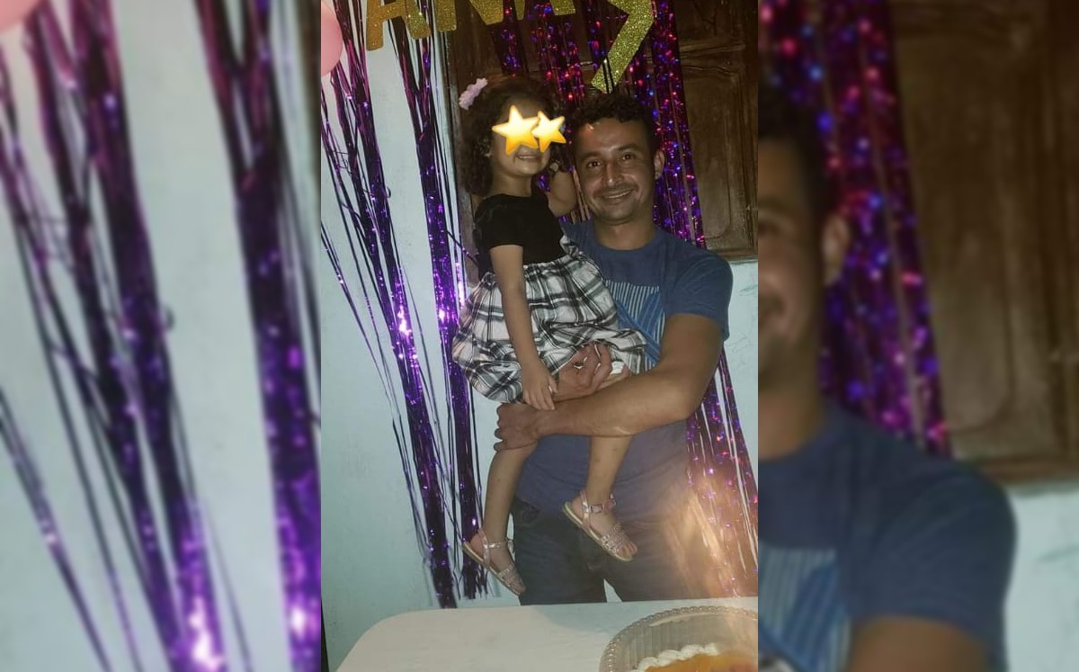Adaly Casanova y su hija que recibió el enorme oso de peluche después de cruzar todo el puente Tampico. (Cortesía)