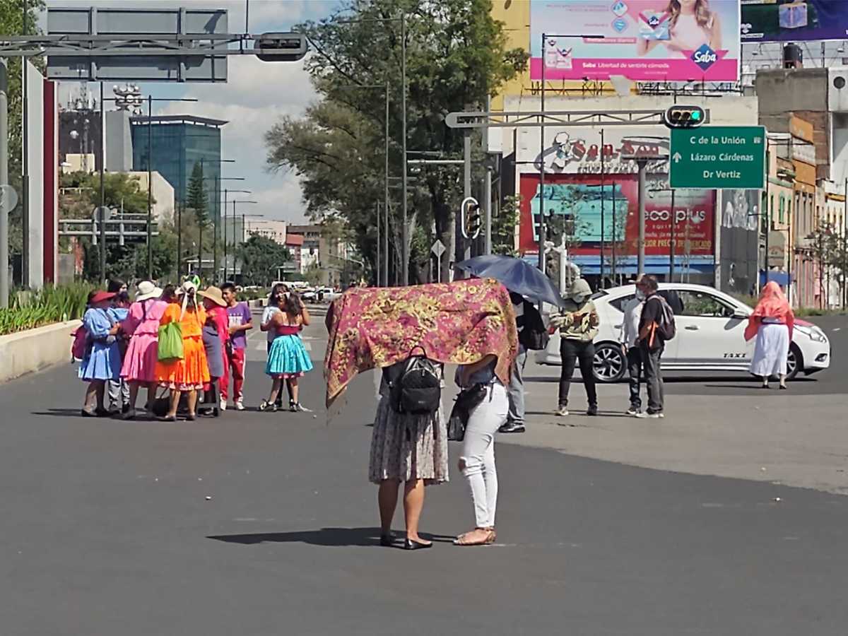 Artesanos indígenas bloquean avenida Chapultepec. | César Velázquez