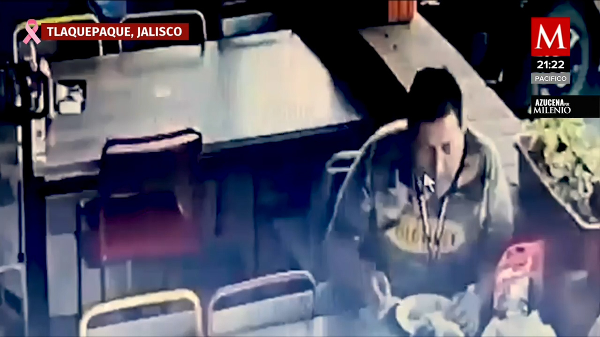 Captan a sujeto robándose la propina de otra mesa en restaurante de Tlajomulco