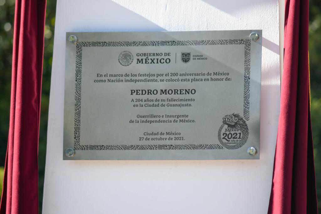 Se colocó una placa en honor de Pedro Moreno en el Ángel de la Independencia. (Especial)