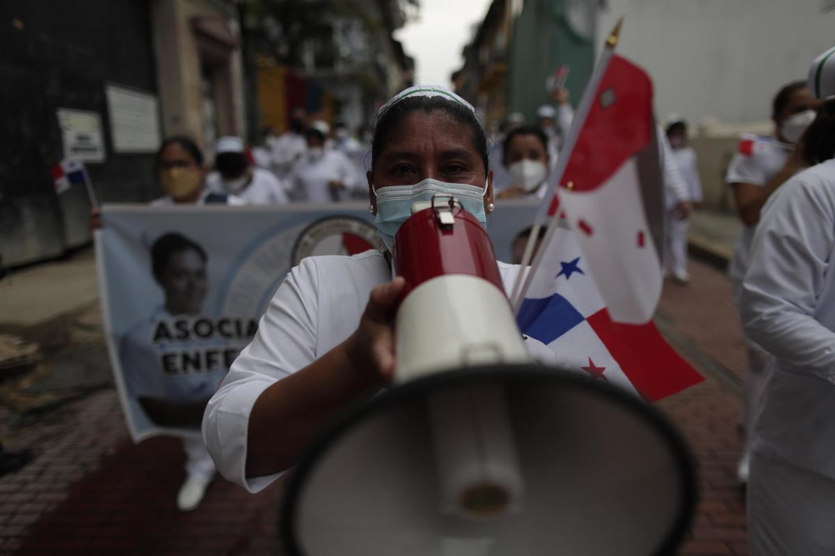 Enfermeras salen a protestar por el pago de sus salarios tras la pandemia. Foto: EFE