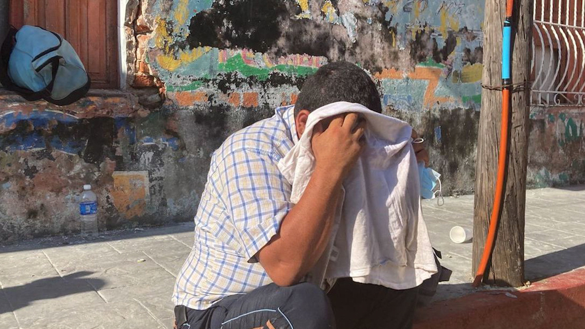 Expulsan a presunto estafador en la caravana migrante en Chiapas