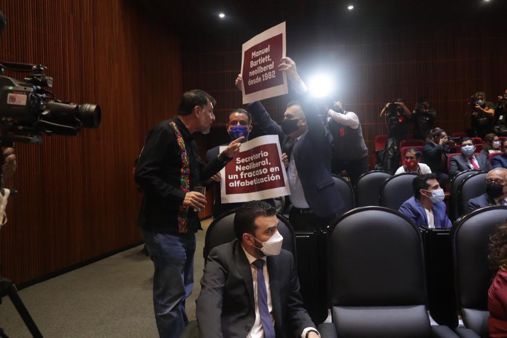 Fernández Noroña amenazó con golpear al diputado. (Tomada de @JTrianaT)