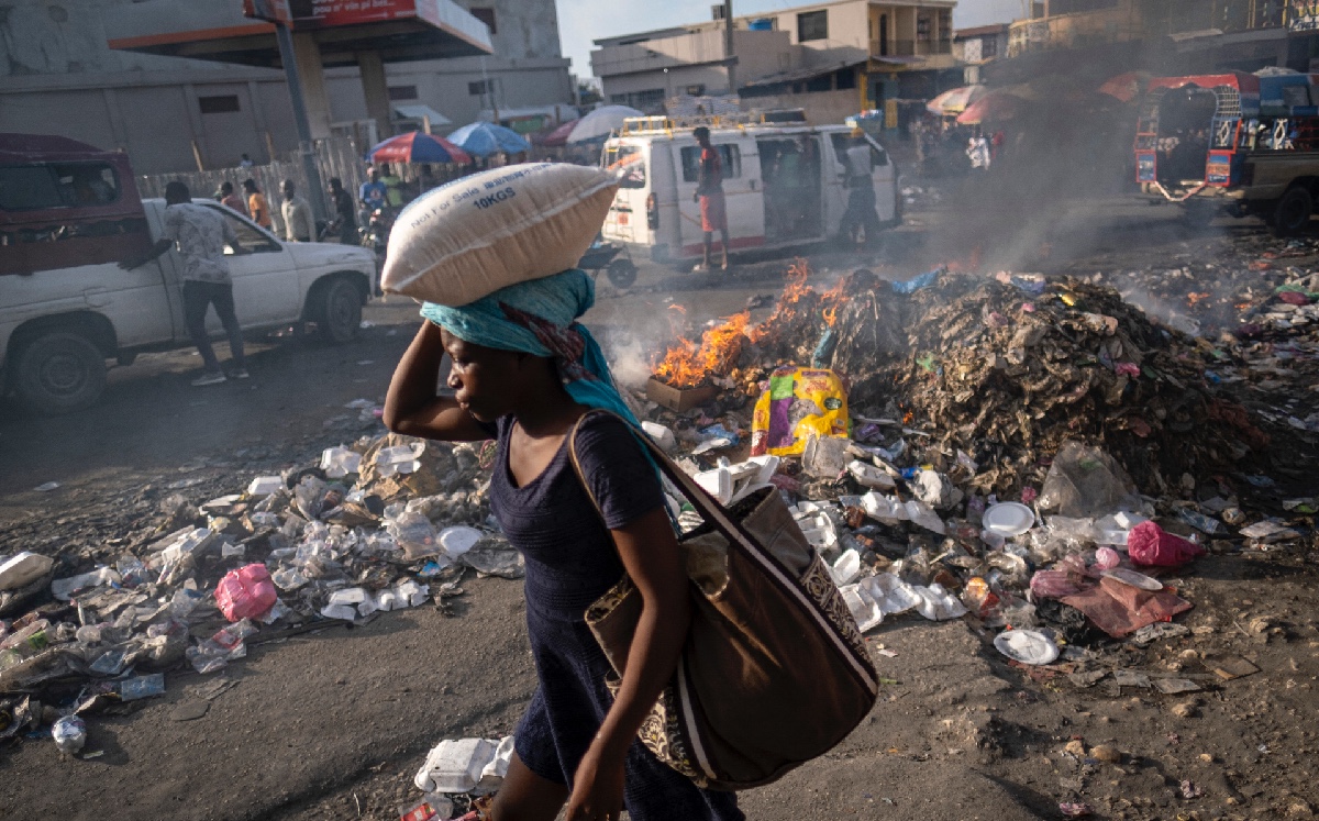 Los haitianos hacen a medias su vida por la falta de agua y energía con la toma de los pandilleros. (AFP)