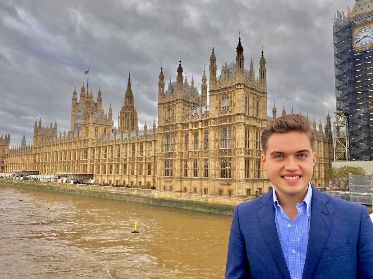 Jesús Alberto Elizondo Salazar fue designado como el nuevo director nacional de la Red Mundial de Jóvenes Políticos en el Reino Unido. Foto: Especial