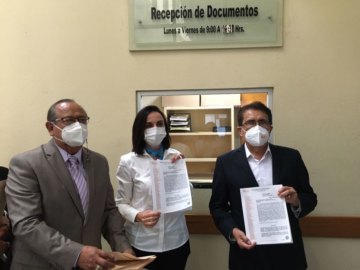 Maestros de Nuevo León piden que se cumpla convenio de jubilados. Foto: Kevin Recio.