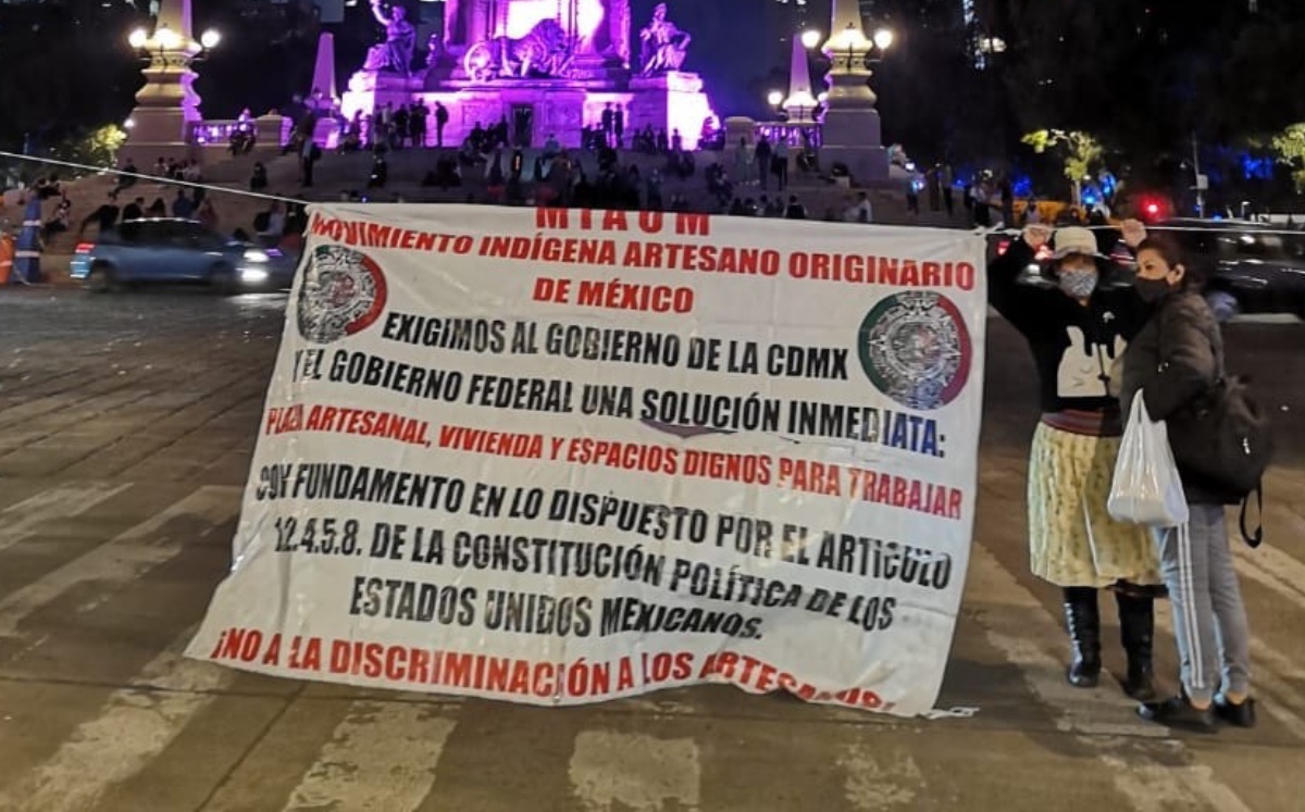 Manifestantes bloquean tránsito vehicular en avenida Paseo de la Reforma. (Jorge Becerril)