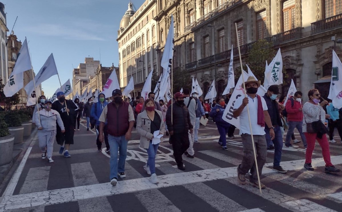 Los manifestantes realizaron una marcha en las inmediaciones del Zócalo. | César Velázquez