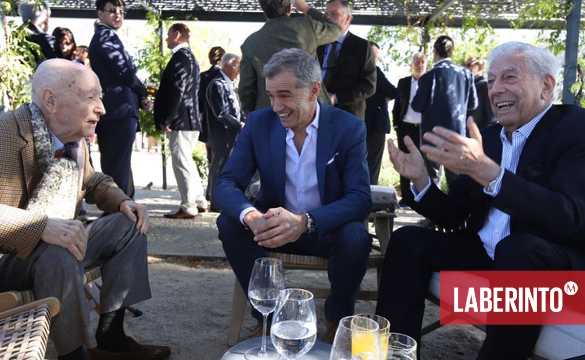 Mario Vargas Llosa con el escritor chileno Jorge Edwards (izquierda) y Toni Cantó (centro), actor y político español. (Especial)