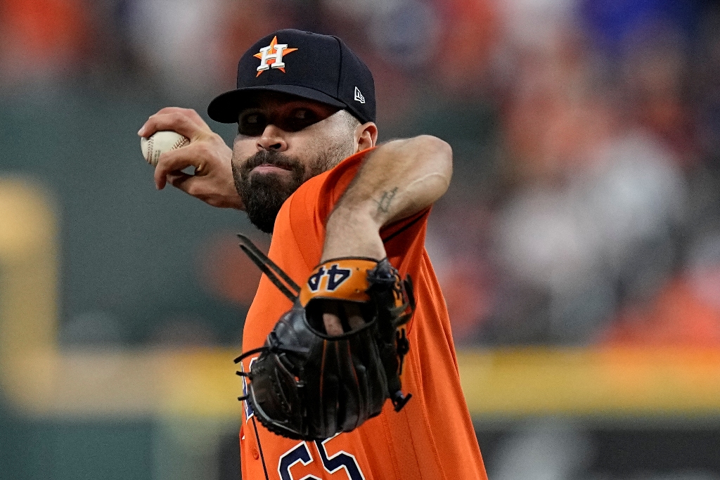 El mexicano José Urquidy ganó su segundo juego de Serie Mundial (AP)
