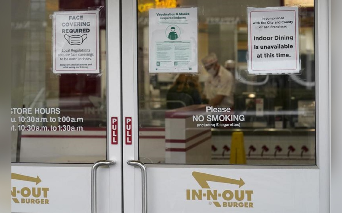 La puerta del In-N-Out en San Francisco muestra los letreros de cierre para consumo en interiores. (AP)