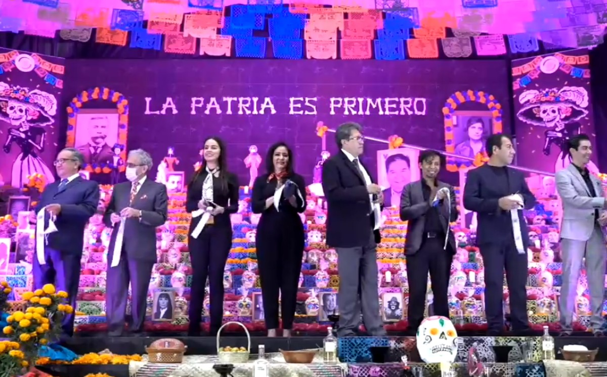 El altar se colocó en las escalinatas de la Cámara Alta (Twitter)