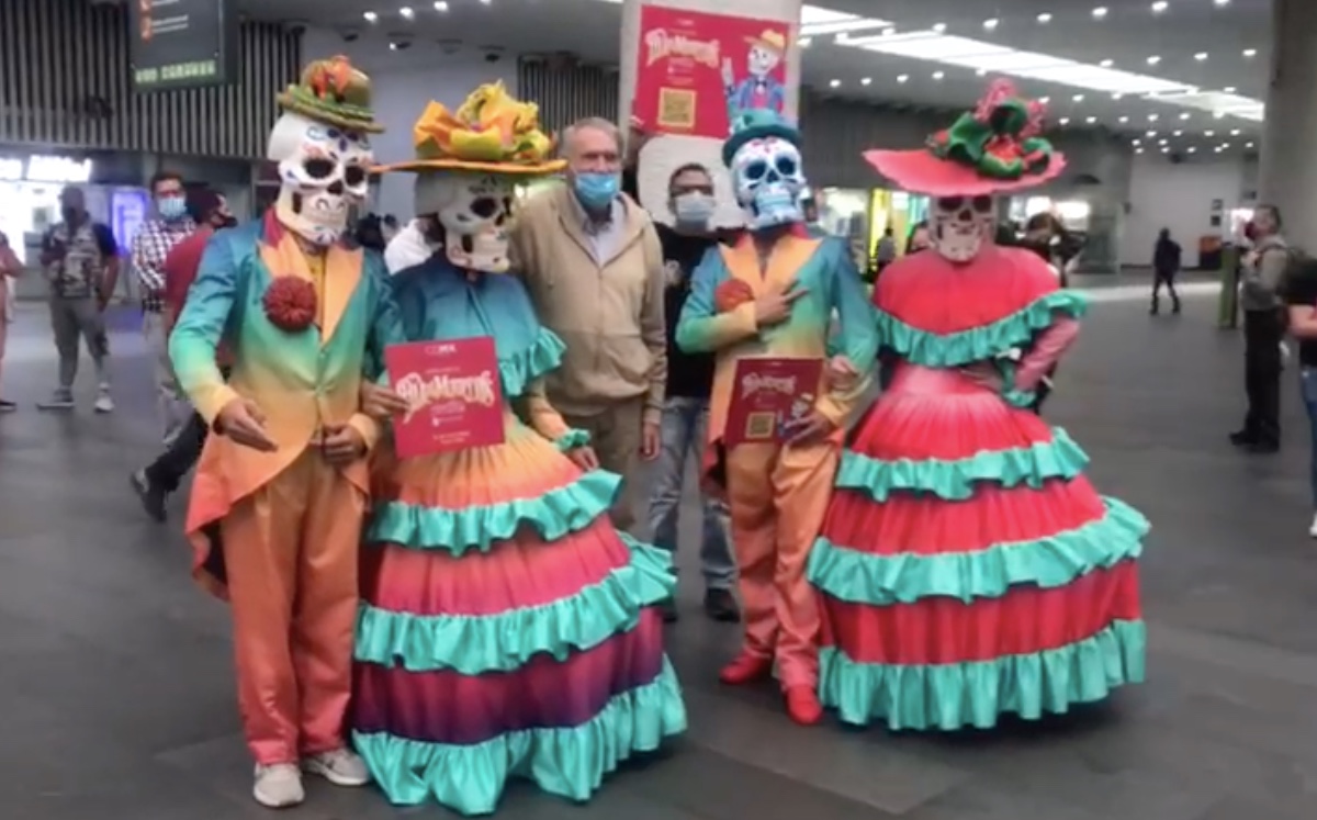 Catrinas en el AICM. (Captura)