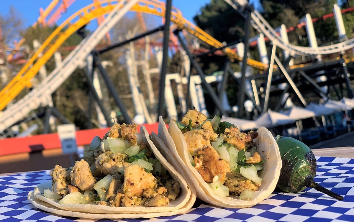 Comida que se puede encontrar en un parque de diversiones. (Especial)