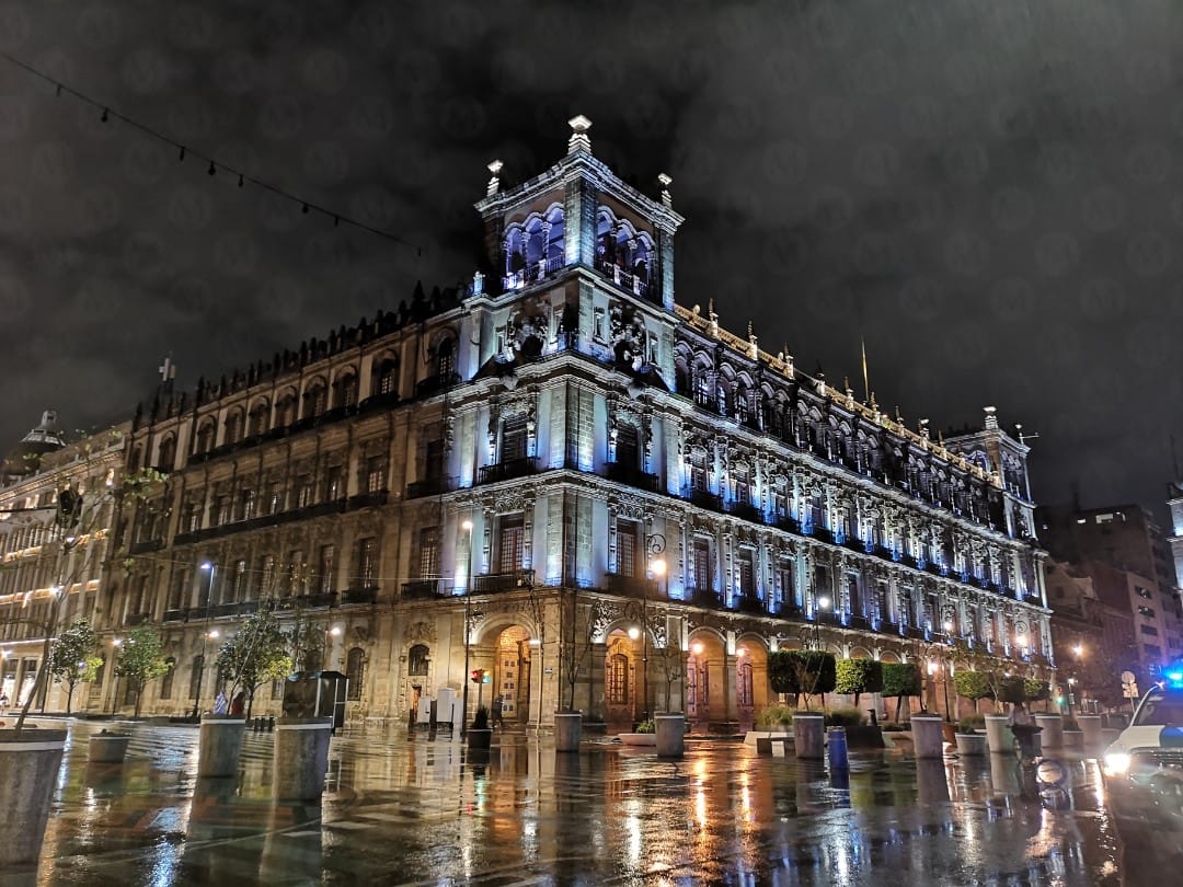 Los edificios de gobierno se iluminaron de blanco | Jorge Becerril