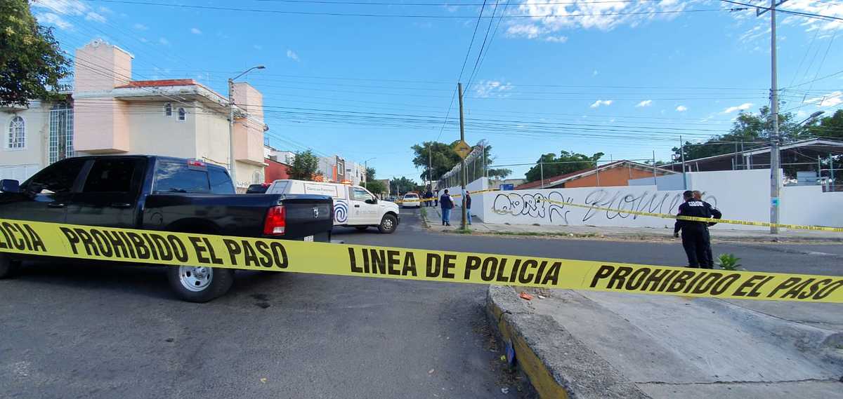 Localizan a dos hombres muertos en auto en Guadalajara (Juan Carlos Munguía)