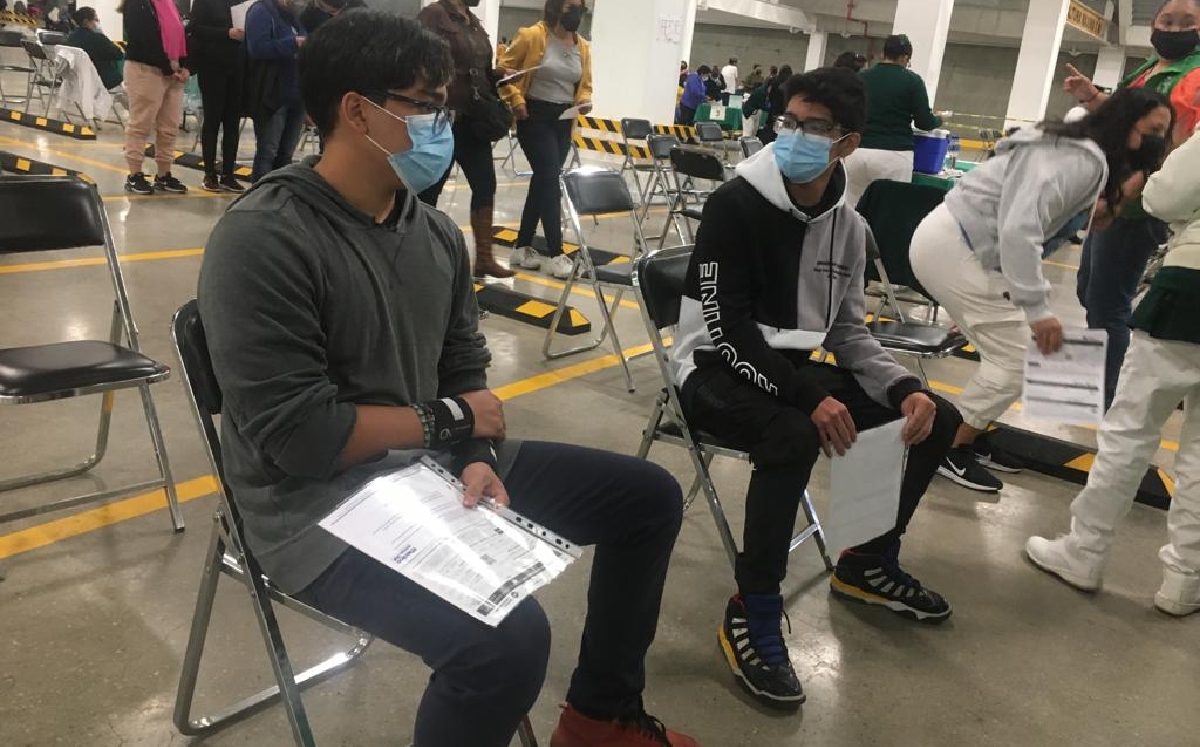 Los menores acudieron al Centro de Estudios Superiores en Ciencias de la Salud para ser vacunados. (Verónica Valadez)
