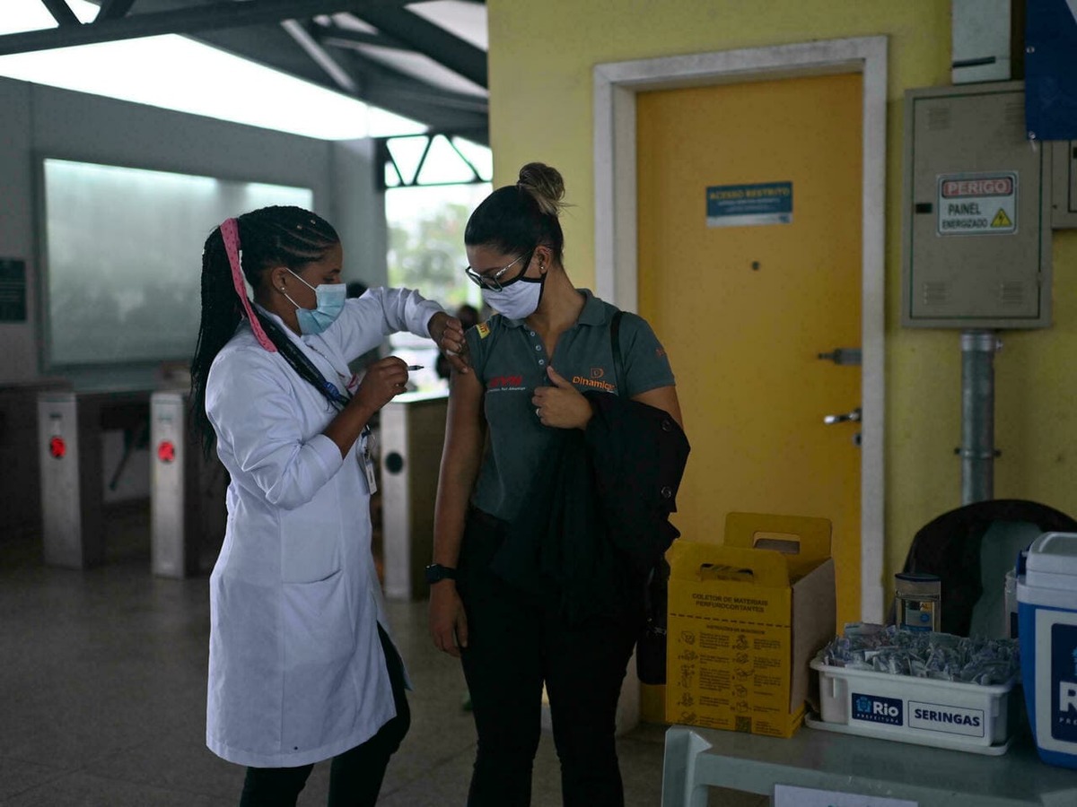 La OMS dijo que el acceso no equitativo a las pruebas de covid-19, a los tratamientos y las vacunas prolonga la pandemia en el mundo entero. (AFP)