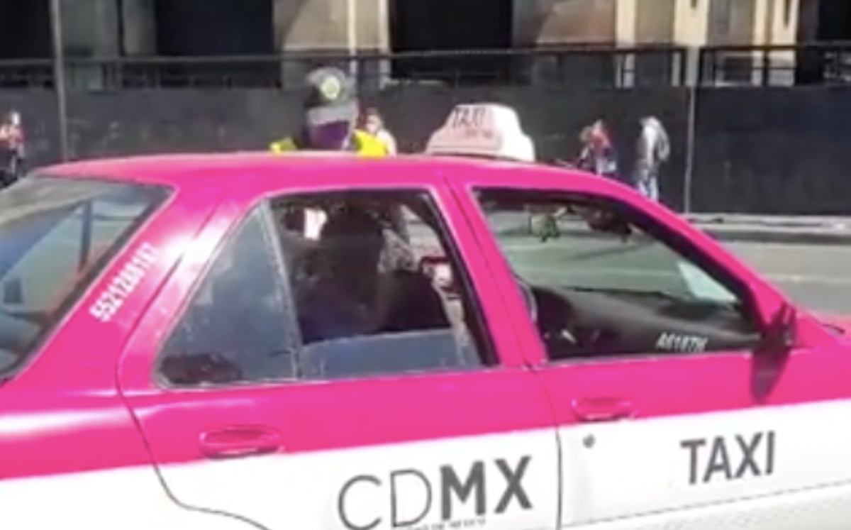 El policía se acercó a indicarle su falta en Eje Central Lázaro Cárdenas. (Captura)