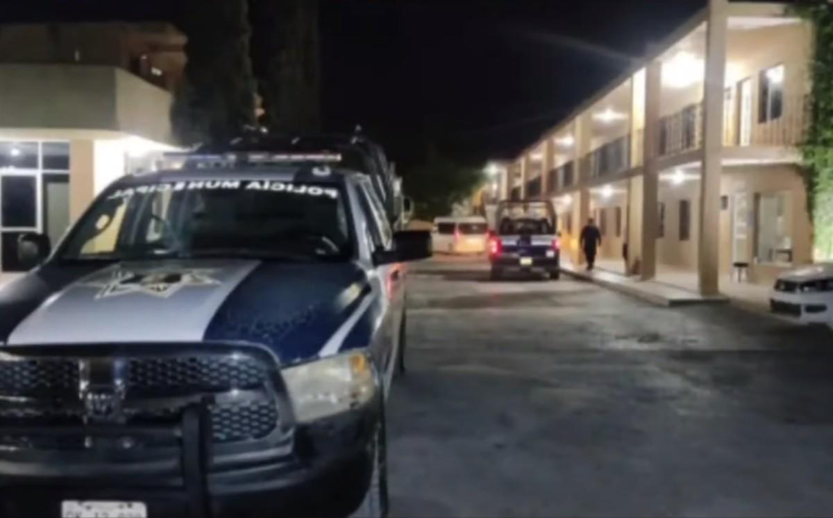 Policía Municipal y personal del Instituto Nacional de Migración se movilizaron hasta las instalaciones del hotel Los Pinos. Foto: Especial
