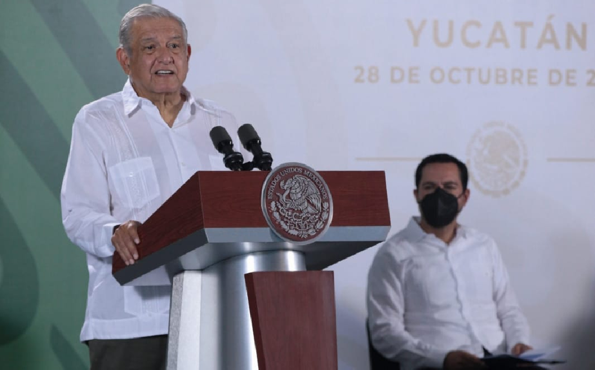 El Presidente y el gobernador de Yucatán durante la conferencia mañanera desde Mérida. (Jesús Quintanar)