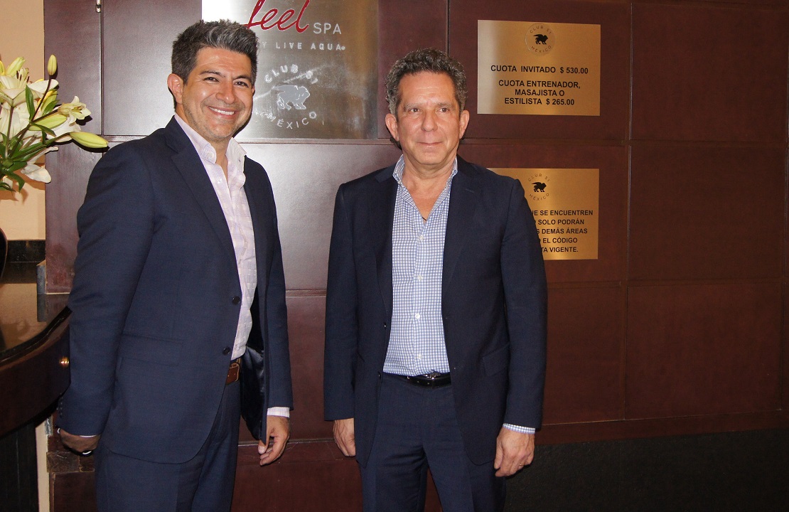 Roberto Díaz, CEO de Club 51 y Enrique Calderón, vicepresidente operativo de Live Aqua Resorts. (Especial)