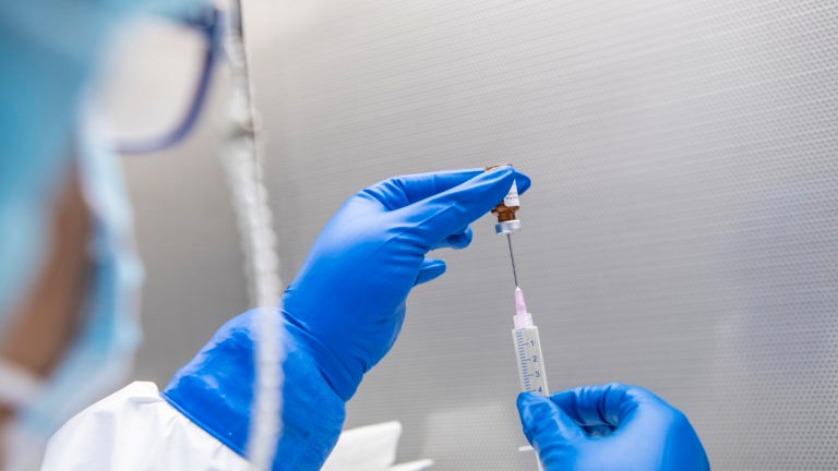 La técnica de investigación farmacéutica Brenda Flenoy demuestra una preparación simulada de la nueva vacuna contra el cáncer de mama. (Especial)