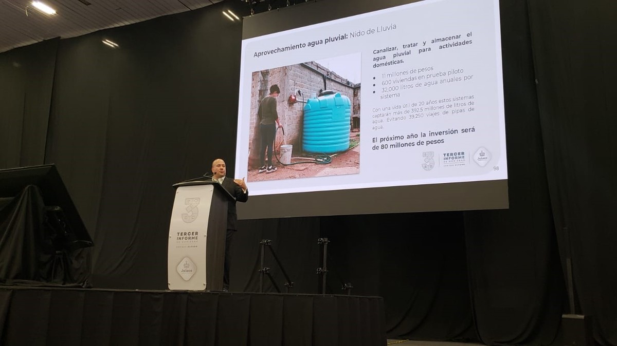 En su tercer informe de gobierno, Álfaro habló del aprovechamiento de agua pluvial. (Pablo Núñez)