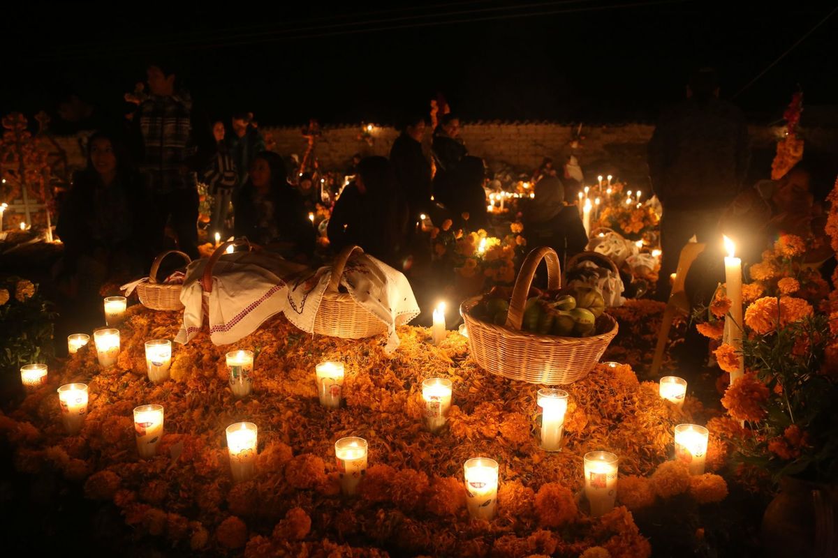 Los turistas acuden a Michoacán para conocer la festividad de la Noche de Muertos. (Cuartoscuro)