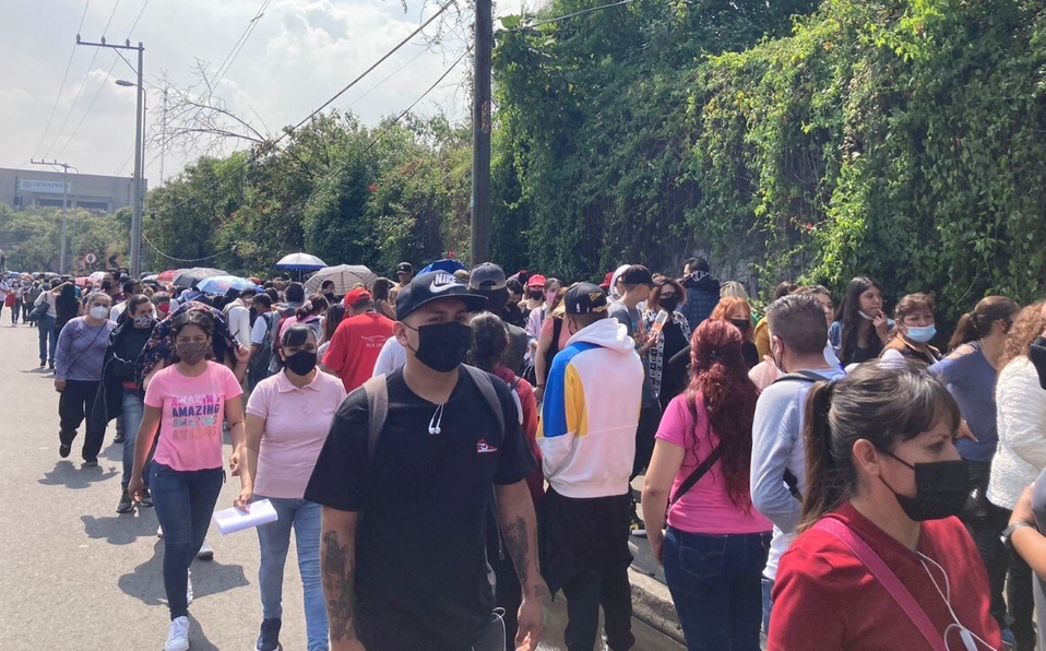 Capitalinos hacen largas filas en CU en último día de vacunación anticovid a rezagados