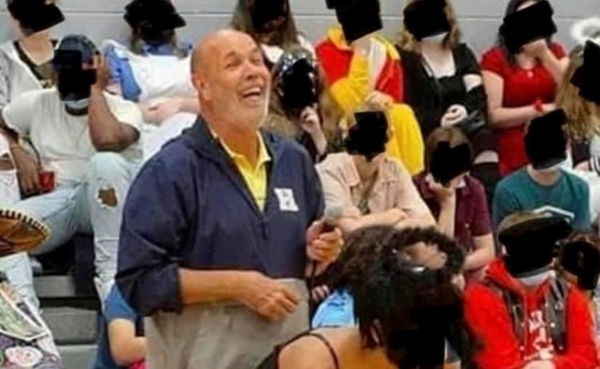 El director de la escuela fue grabado mientras veía el evento. | Facebook Nate Bryan