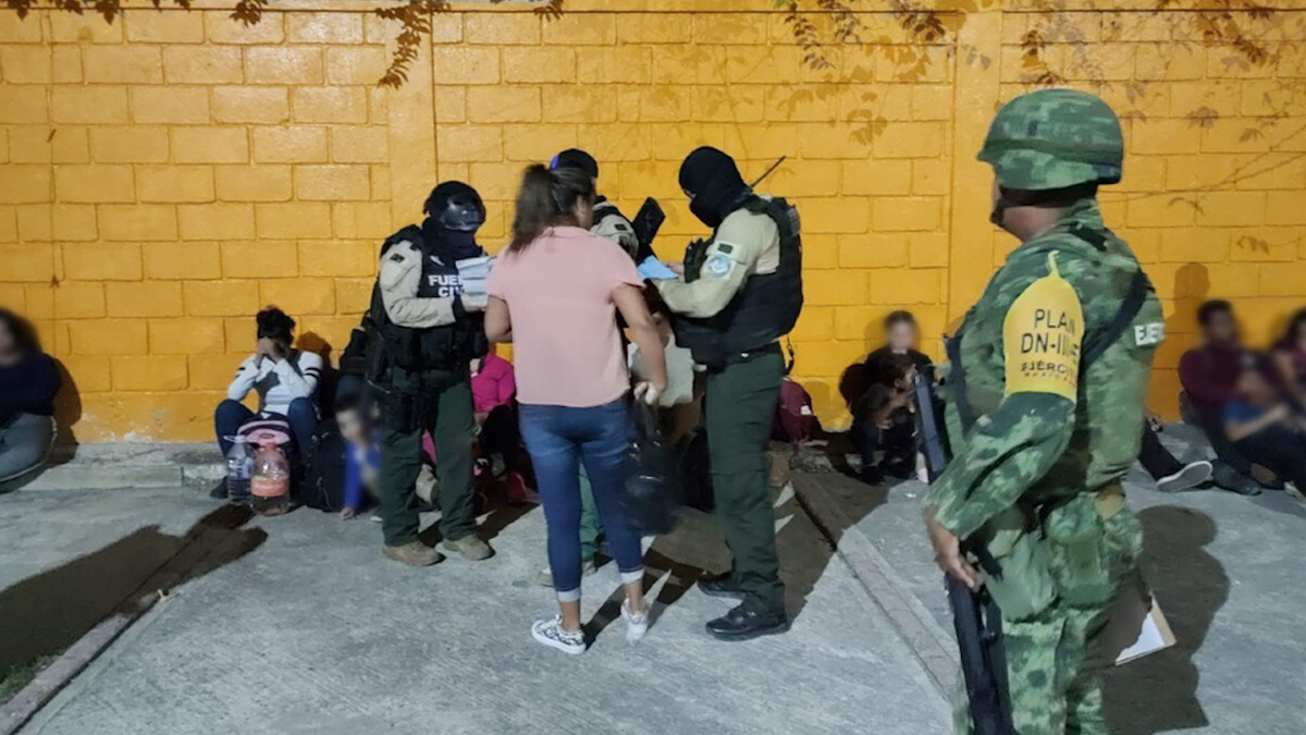 Encuentran 112 migrantes en Tampico Alto, al norte de Veracruz