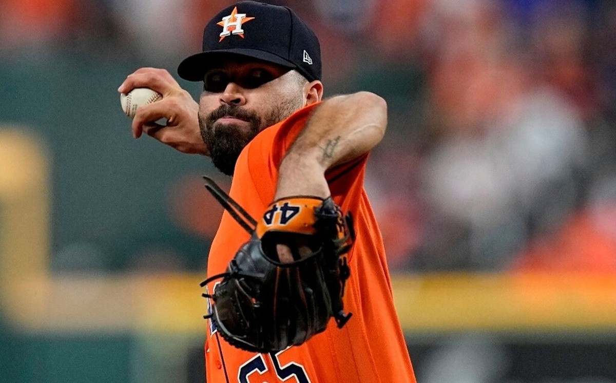 José Urquidy gana su segundo juego de Serie Mundial