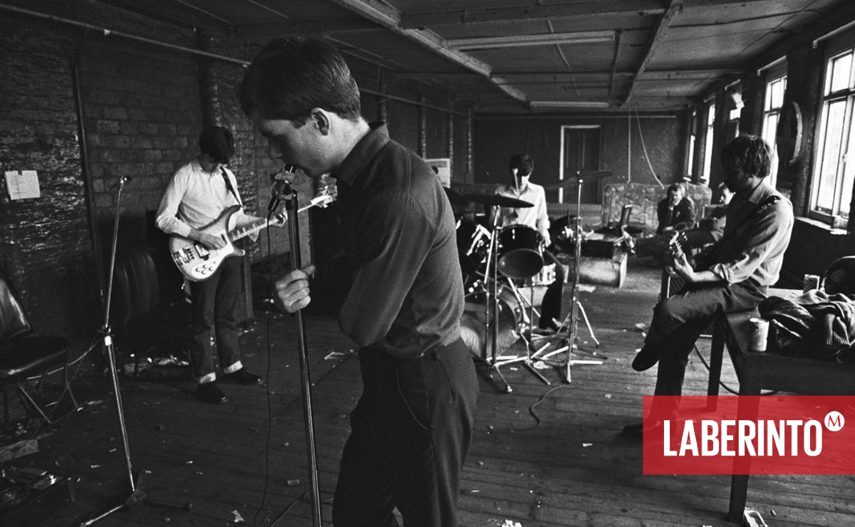 Joy Division ensayando en en 1979. (Foto: Kevin Cummins)