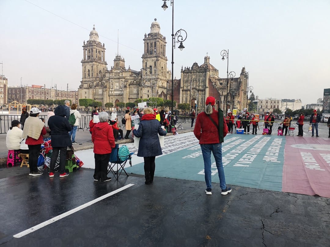 Jubilados del IMSS protestan en el Zócalo.