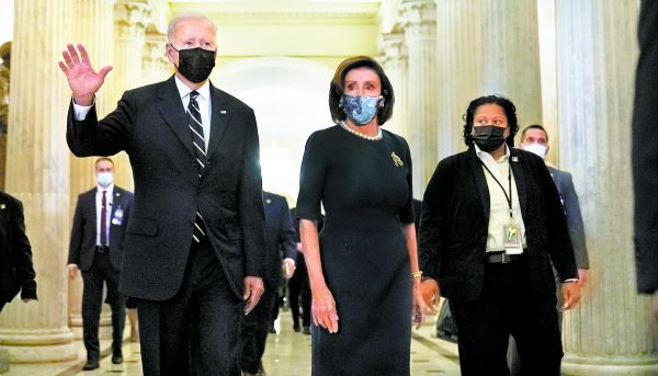 El mandatario y Nancy Pelosi caminan en el Capitolio tras reunirse con los demócratas de la cámara. Susan Walsh/AP