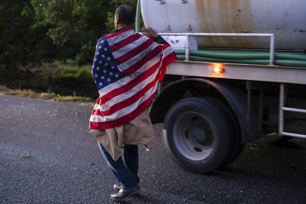 Miles de migrantes buscan huir de la violencia y la pobreza en un viaje hacia la frontera con Estados Unidos. (AP)