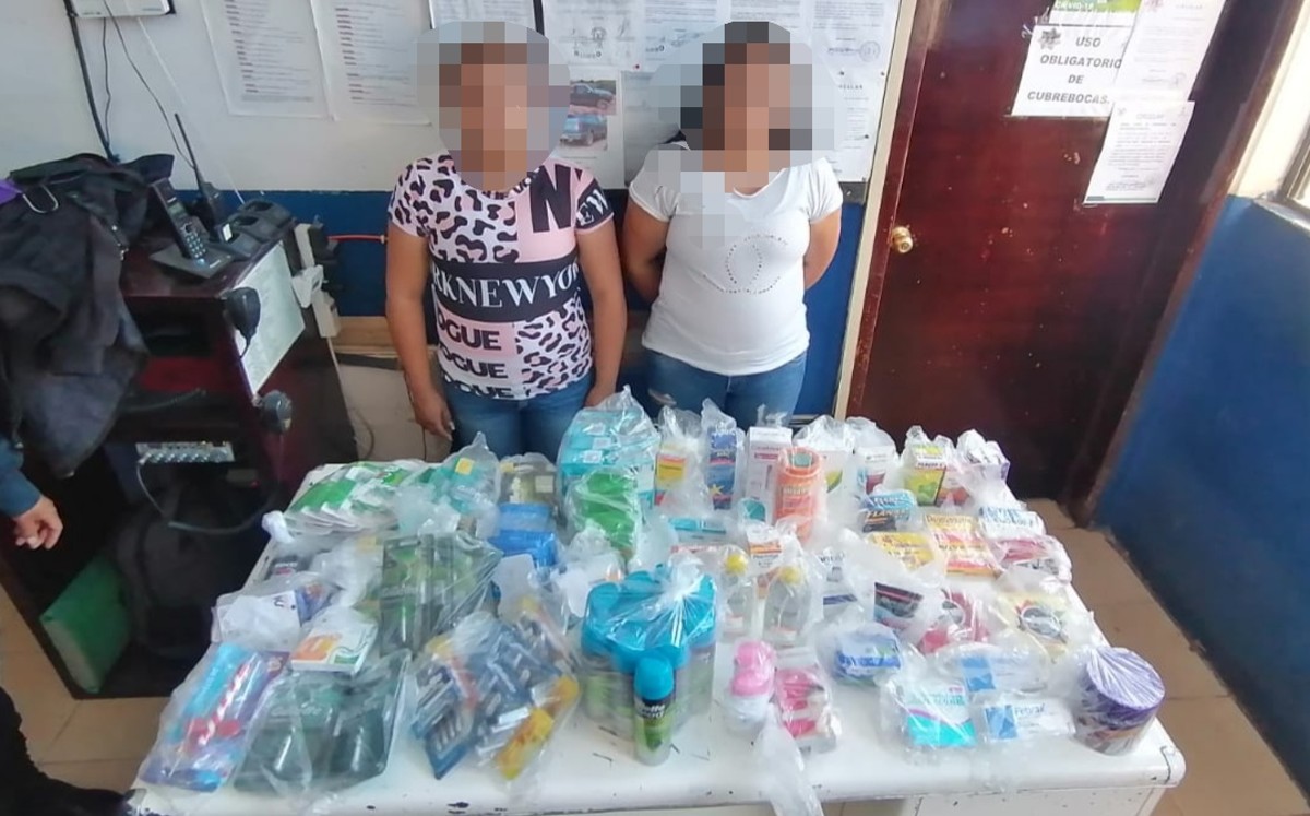 Mujeres detenidas en tienda departamental.