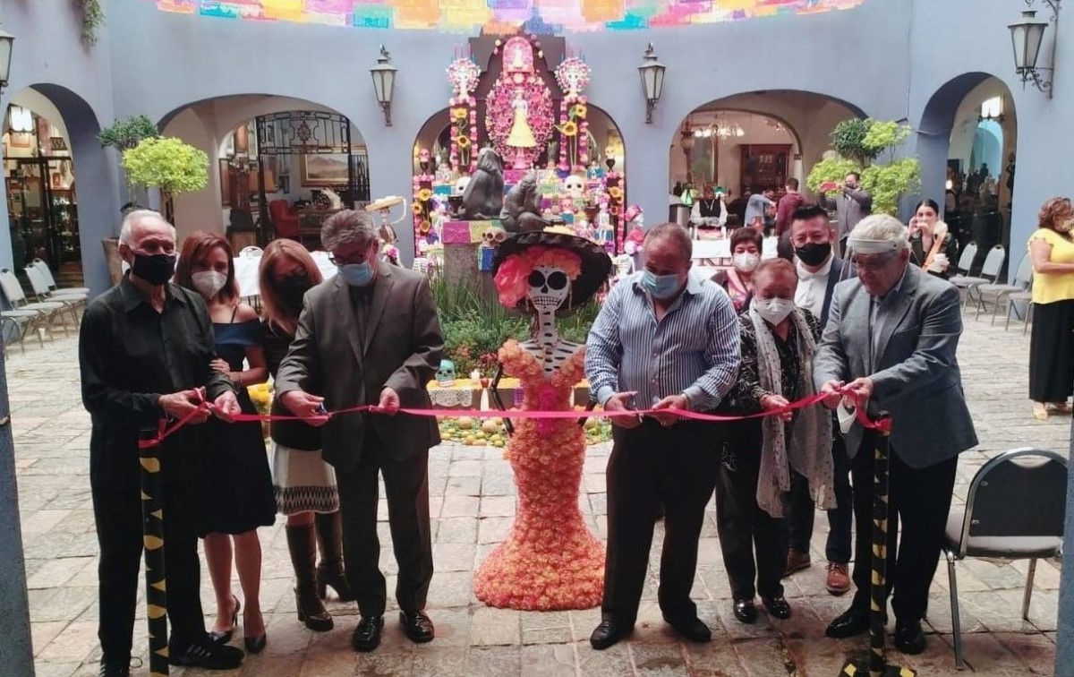 La ofrenda se colocó en la Plaza San Ángel. | César García