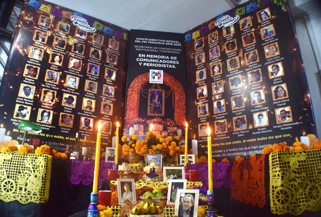 Ofrenda del PRI en sus sede en Xalapa. (Twitter @PRIVeracruz_)