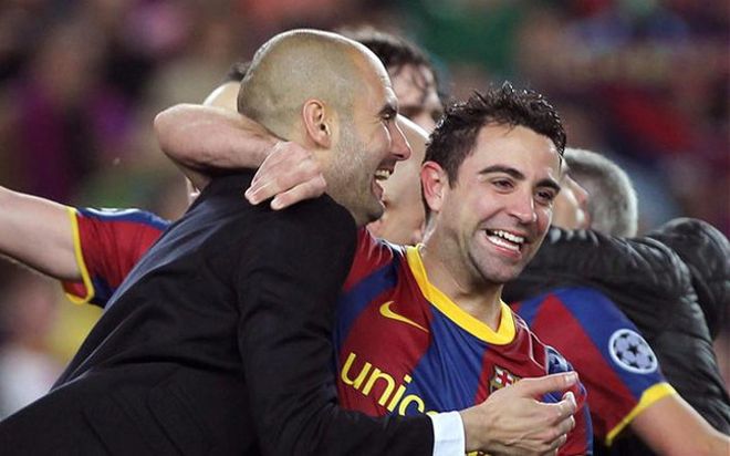 Pep Guardiola y Xavi Hernández (EFE)