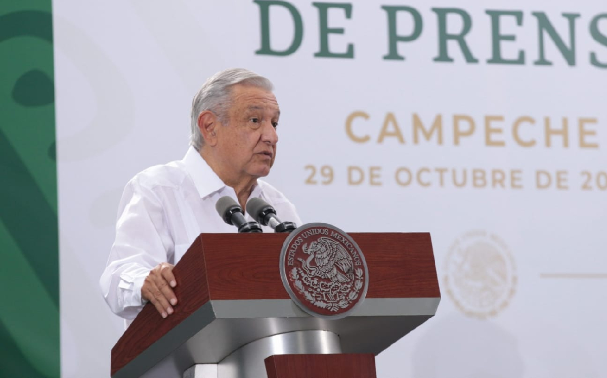 El Presidente durante su conferencia mañanera en Campeche del 29 de octubre. (Jesús Quintanar)