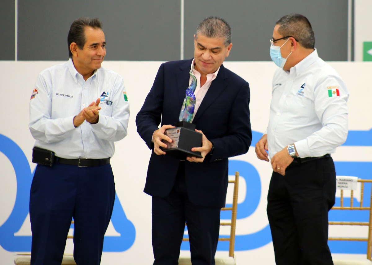 La Canaco entregó reconocimiento al gobernador por el manejo de la pandemia. | Martín Piña