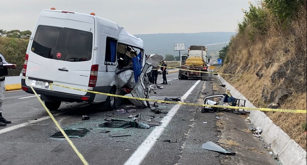 Choque de camioneta en autopista Zapotlanejo-Guadalajara deja un muerto (Pablo Núñez)