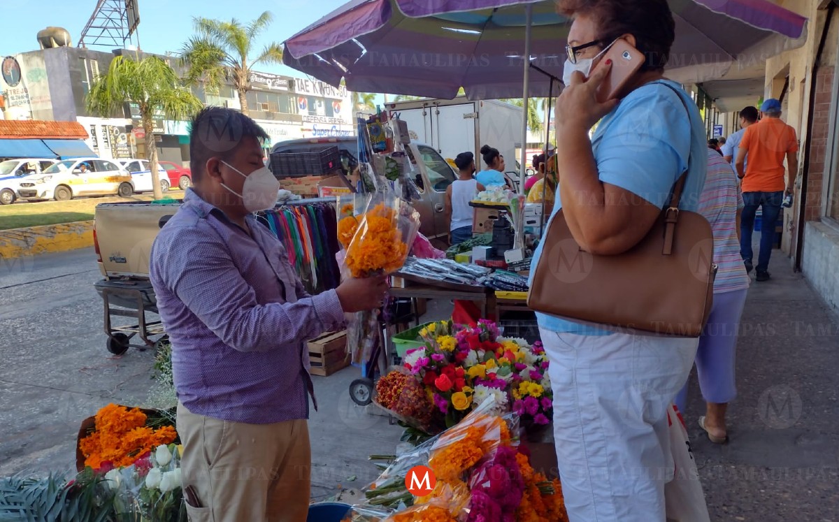 Compras de flores para altar de Día de Muertos. (Leticia Gutiérrez)
