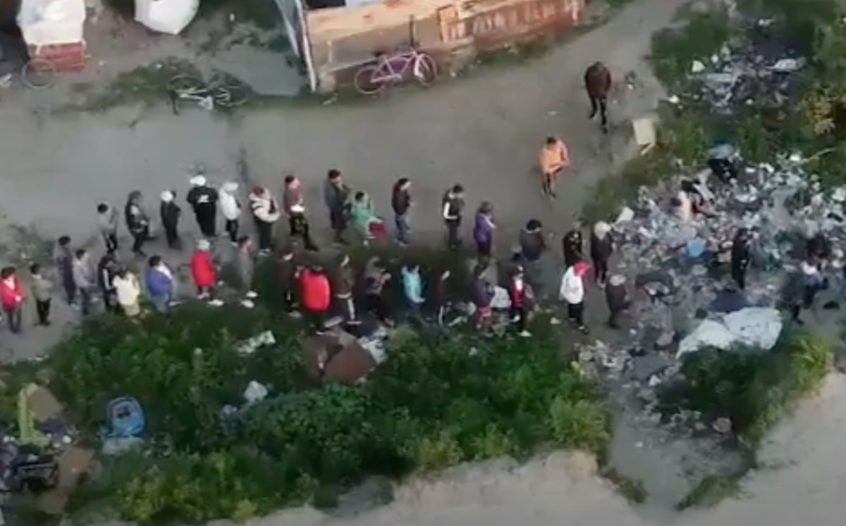 Gente haciendo filas para pasar por sus paquetes de mariguana y cocaína. (Captura)