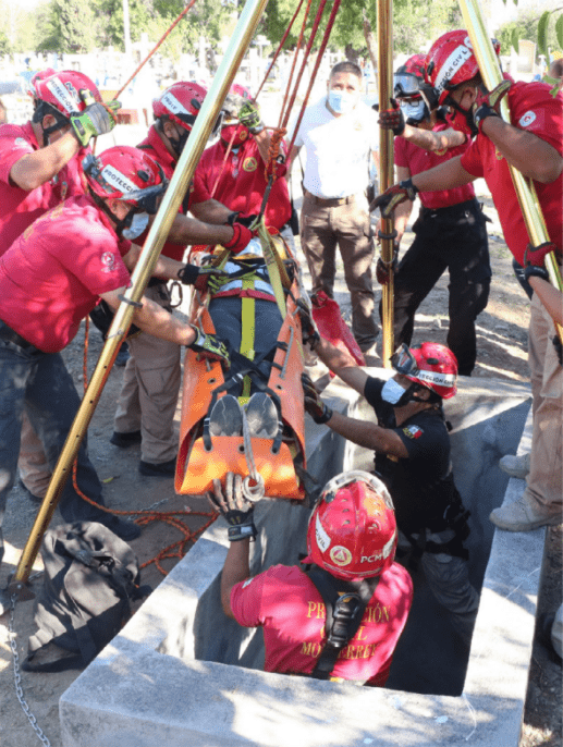 El municipio de Monterrey realizó un simulacro de rescate supervisado por el alcalde. L. ROCHA