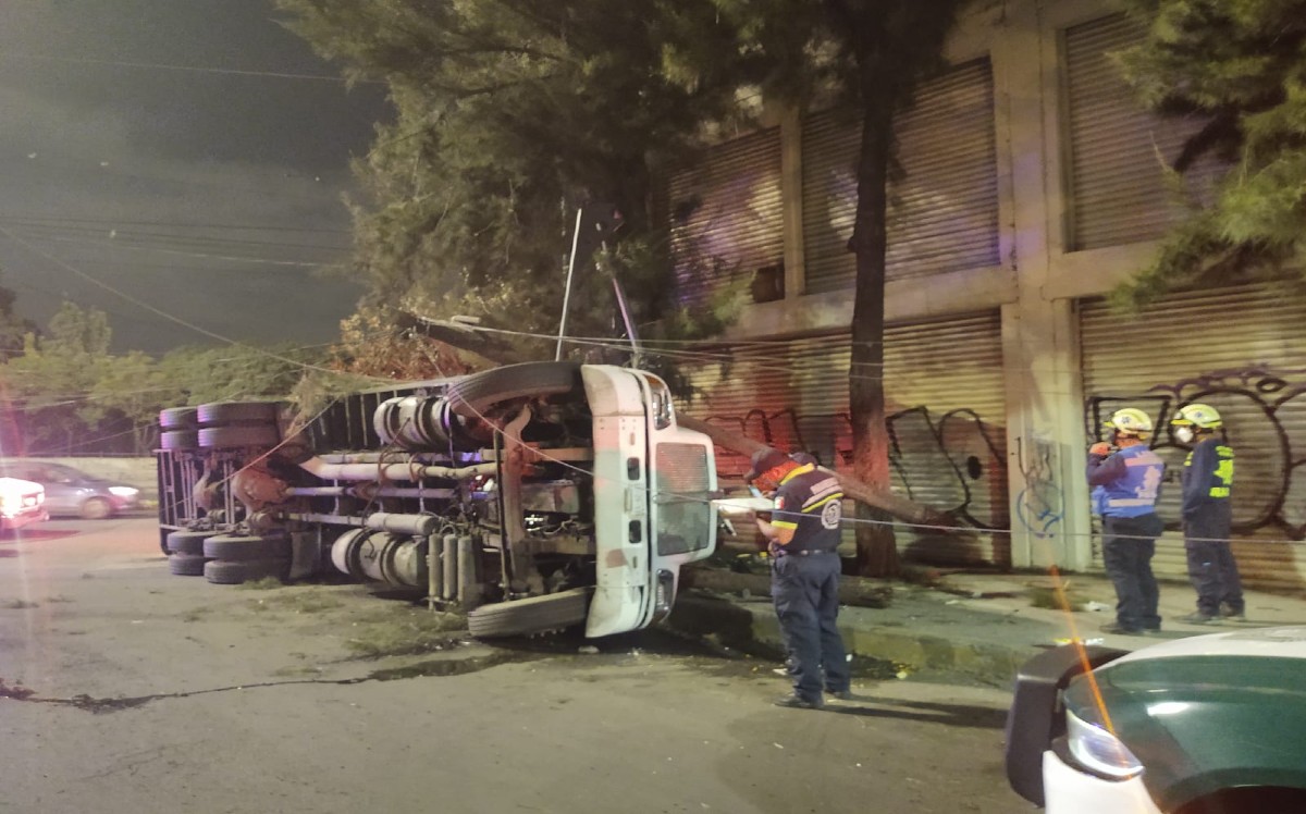 Por la volcadura el trotón tiro un poste de luz. | Especial