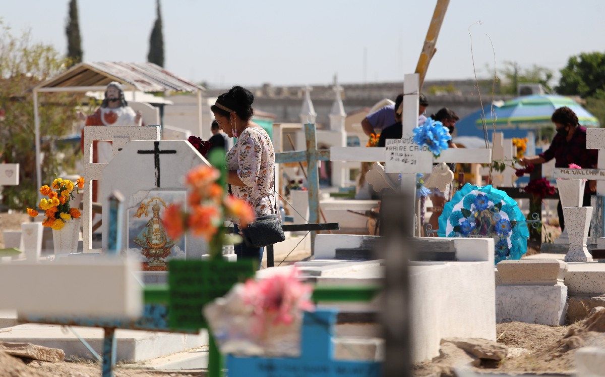 Ciudadanos acudieron a visitar a sus familiares en los panteones. (Mauricio Román)