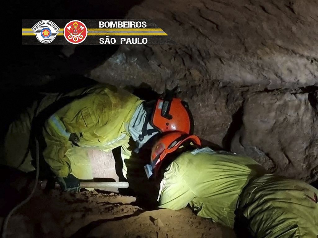 El derrumbe dejó al menos 9 bomberos muertos. (AFP)